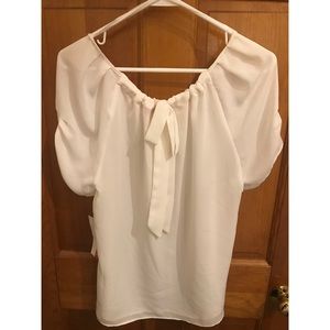 NWT- flowy Elle top